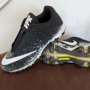 Youth football cleats